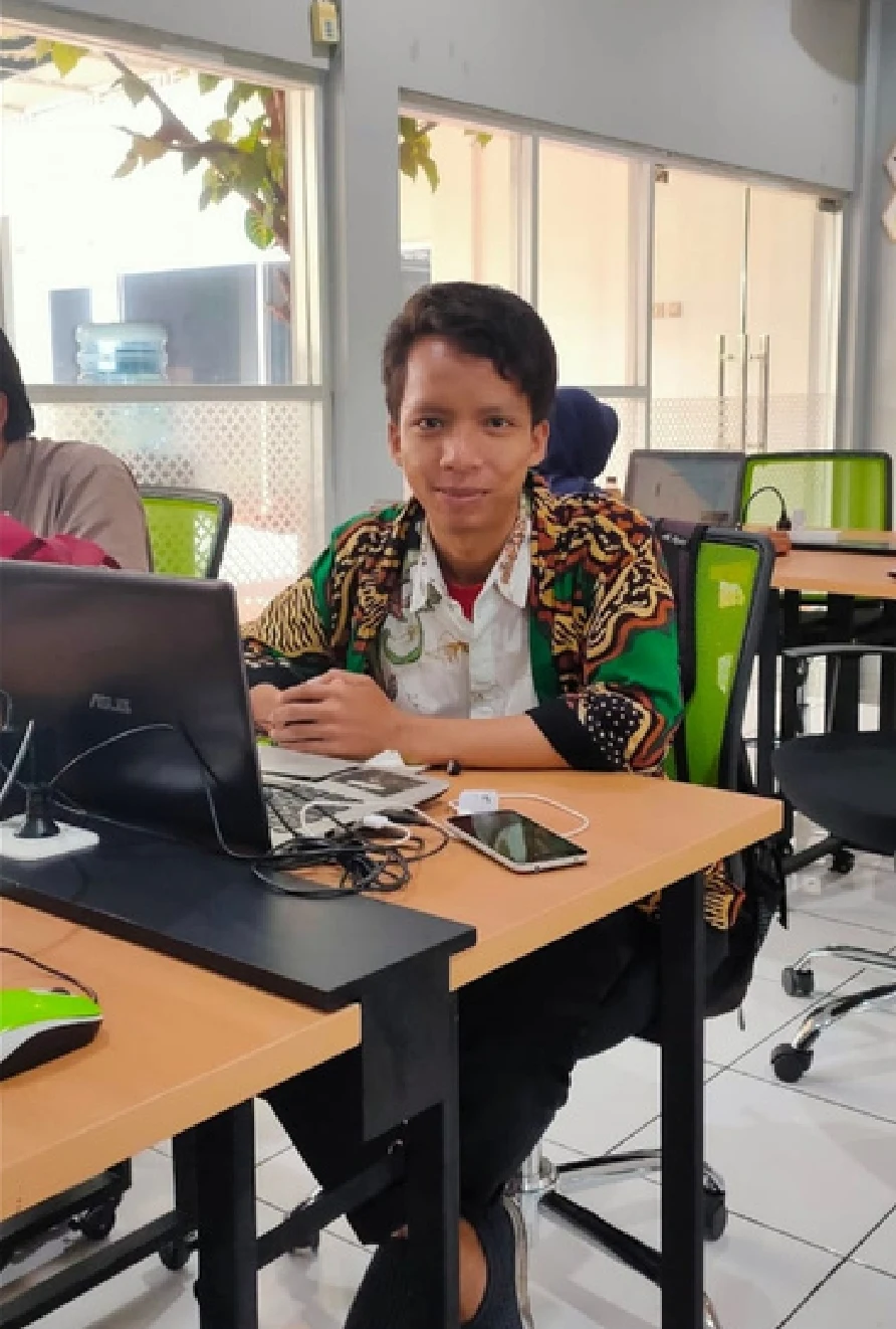 Kai working at his desk at Maxi Consulting