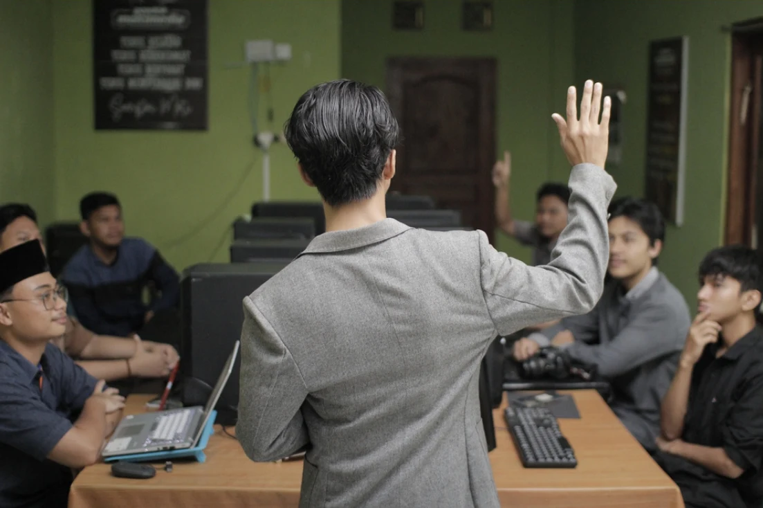 Kai teaching a multimedia class