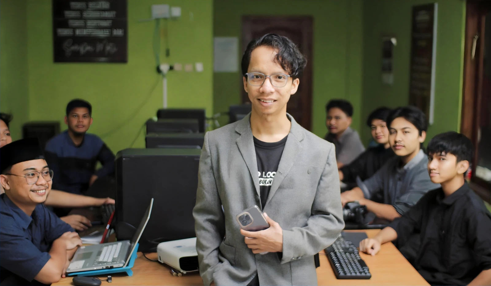 Kai with students in a multimedia classroom